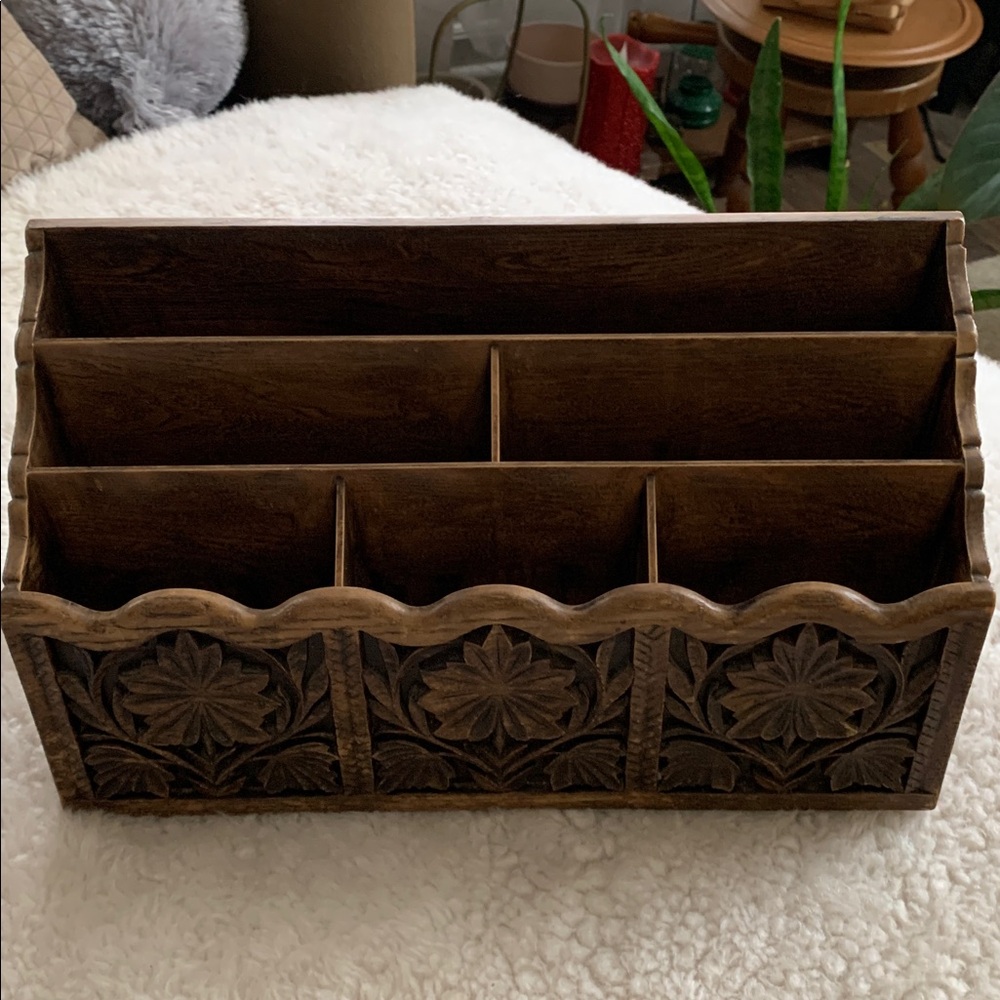 vintage Lerner faux wood carved desk organizer and mail holder.
📨🖊️📖
⭐️